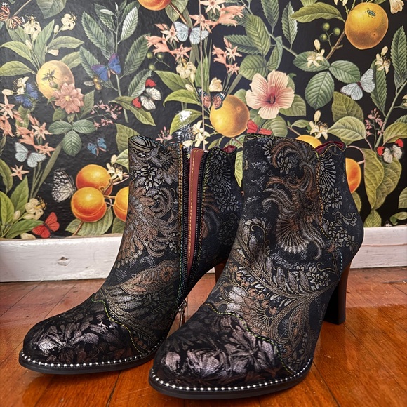 L'ARTISTE Elegant Black and Gold Ankle Booties - Picture 2 of 6